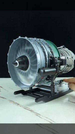 Обычный китайский конструктор: миниатюрная модель турбодвигателя. А для наших детей у нас есть ЕГЭ!