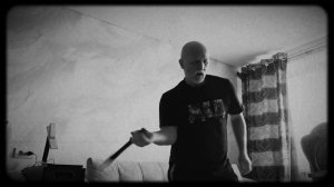 Дубинка, нож и дубинка в двух руках.