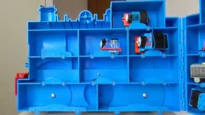 Видео для детей. Положили игрушки с паровозиком Томасом в большой фургон.Часть 2 #дети#видеодлядетей