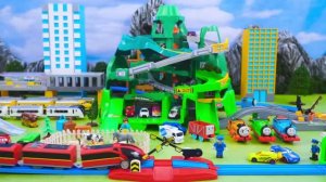 Поезда! Детская огромная железная дорога! Давай играть вместе!