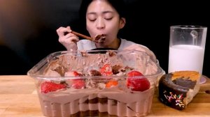 트레이더스 대왕 딸기 케이크이마트 트레이더스 대왕 딸기초코케이크 먹방 Emart Traders - Strawberry Chocolate Cake ASMR Mukbang