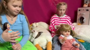 Папа работает Беатрис и Вероника его отвлекают