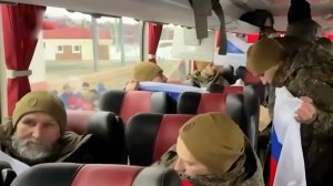 Появились первые кадры с вернувшимися по обмену российскими военными.