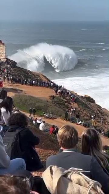Сезон гигантских волн в Назаре начинается, Португалия. (02.03.03)