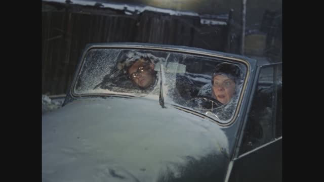 На верёвке под конвоем. Фрагменты из фильма "Операция «Ы» и другие приключения Шурика". 1965 г.