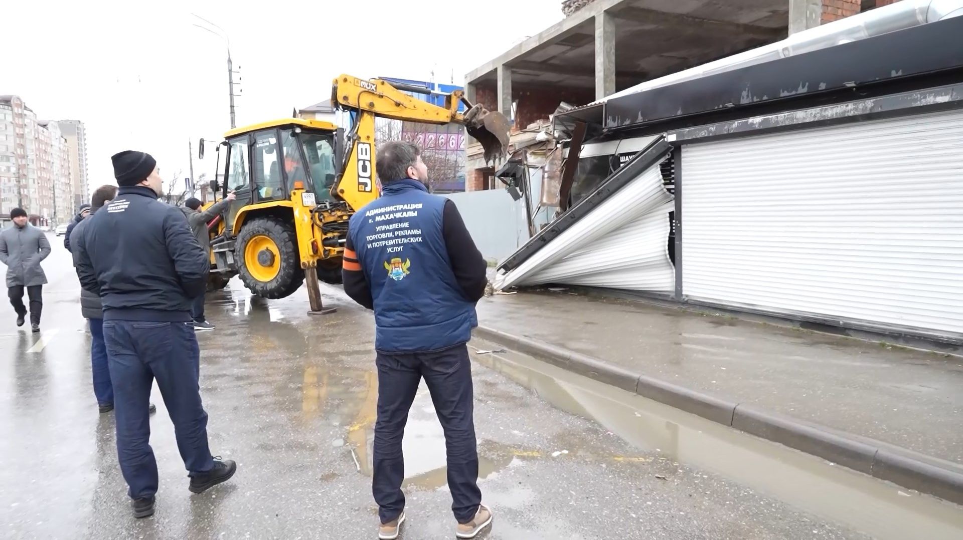 В Махачкале сносят очередную незаконную постройку