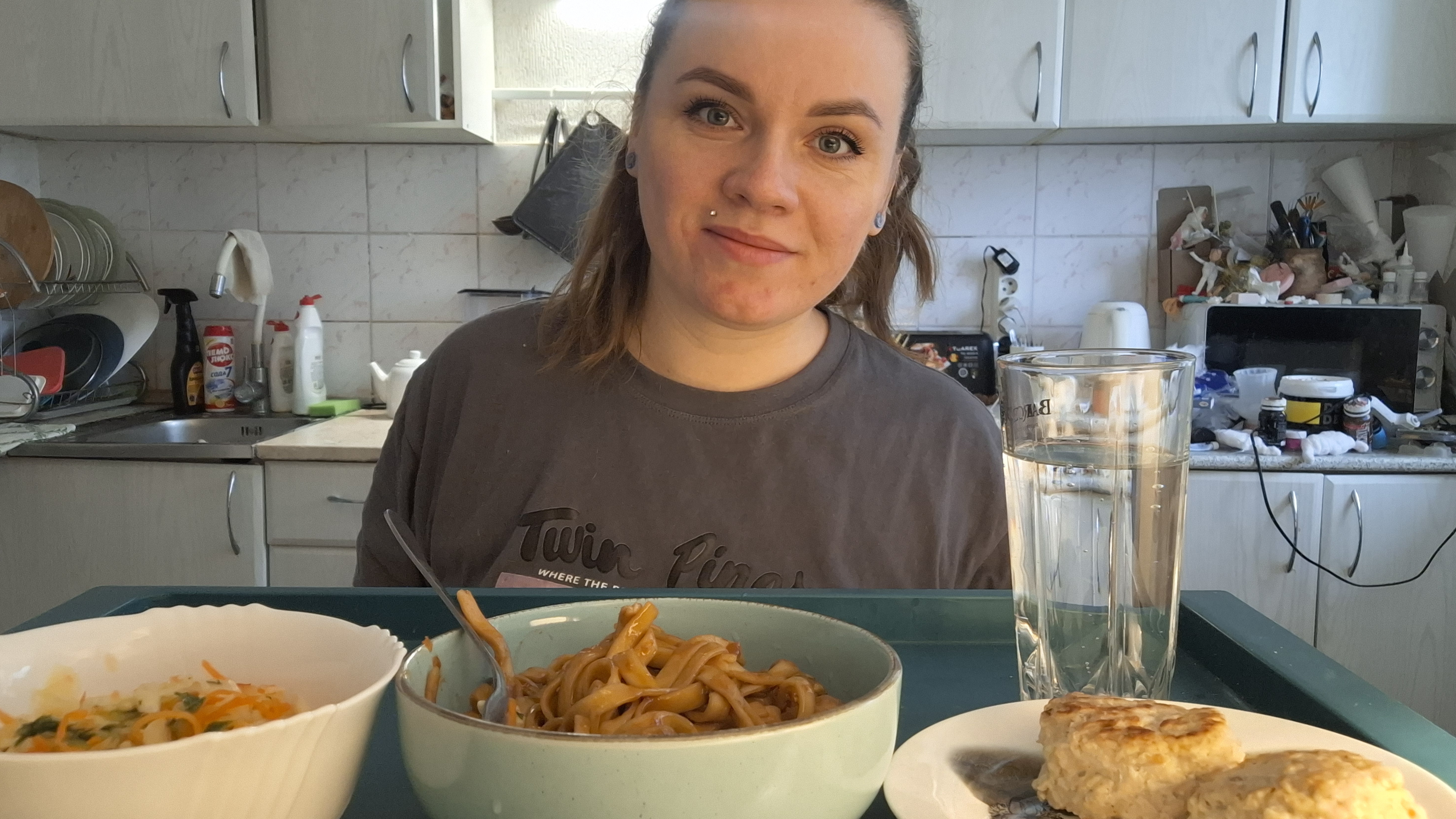 Мукбанг лапша удон, котлетки, салат витаминный| Иду к вам за кампанию пообедать) #муканг #обед