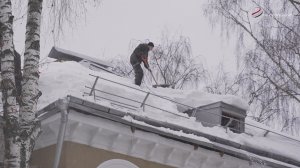 В Серпухове идет очистка кровель от снега
