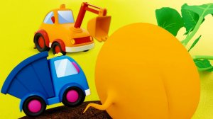 МАШИНКИ МОКАС ТЯНУТ РЕПКУ! 🥕😱 ВЕСЁЛАЯ ПЕСЕНКА про огромный урожай! 🎶🚜