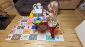 Ева играет с игрушечной кошкой Мусей, лечит, кормит, изучает цвета