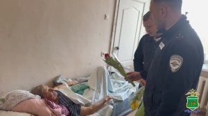 В Еврейской автономной области экипаж ДПС экстренно довёз до больницы бабушку с тяжёлой травмой