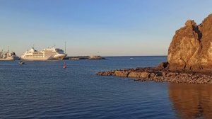 Круизный лайнер в море!