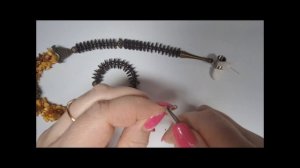 Как закрыть укрывную бусину. Как сделать колье на тростке