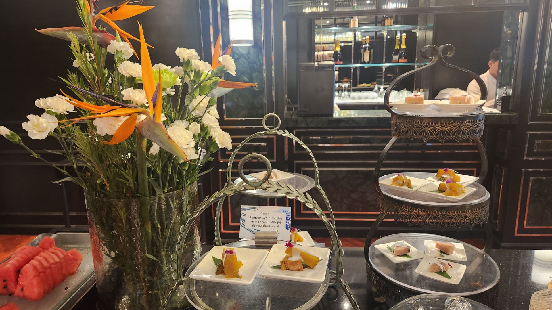 Вкусное заселение Барона Баба-Яга из Ruska Roma в отеле Akara Бангкок 💎 🏨 🍚 🥭