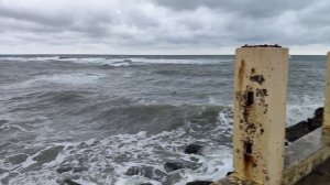 Анапу сегодня затянуло тучами и море штормит. 5 марта 2026.