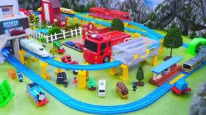 Поезда! Детская огромная железная дорога! Давай играть вместе!