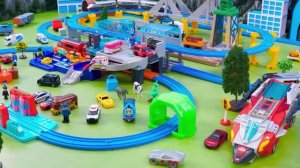 Поезда! Детская огромная железная дорога! Давай играть вместе!