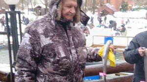 Вручение призов за пойманную форель с бирками.