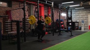 Приседания со штангой на плечах в узкой стойке