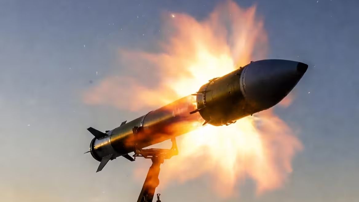 Макет аэромобиля и всё поражающая бомба.