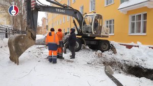 Сотрудники «Водоканала» оперативно устраняли аварию возле дома по адресу Свердлова 11А