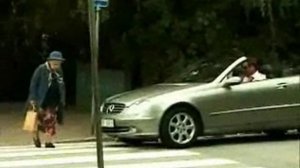 бабка переходит дорогу