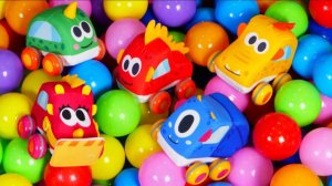 МАШИНКИ МОКАС НА ДЕТСКОЙ ПЛОЩАДКЕ! 🎶🏀 Горка, качели и ВЕСЁЛАЯ ПЕСЕНКА про игры! 🚜🌈