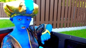 Марк играет и шутит с семьёй как настоящий Джин из лампы