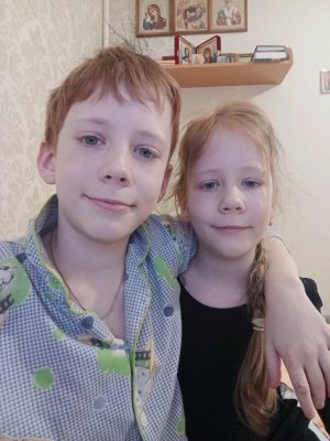 общаюсь со зрителями . вместе с сестрой . Рассказываю истории .