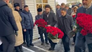 У здания генконсульства Ирана в Казани возложили цветы в знак скорби о Хаменеи.