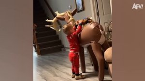 Смешные видео из «Непристойного списка» 🎁🎄 Лучшие рождественские провалы 2024 года