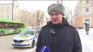 Сотрудники ГАИ вручали тюльпаны тюменкам на улицах города