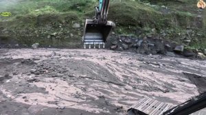 Строительство, экскаватор копает песок