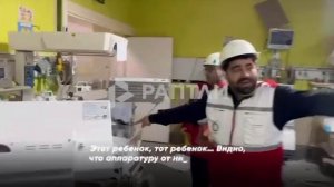 Иранский врач заплакал, показывая погибших младенцев