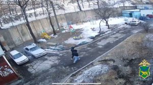 Полиция Приморья задержала двух 17-летних курьеров аферистов, обманувших пенсионеров на 2,5 млн руб