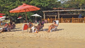 ПОЛУГОЛЫЕ  красотки отдыхают на пляже. Жаркие днив знойной Бразилии.