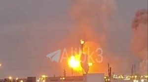 🇮🇷💥🇺🇸Иран атаковал базу ВМС США и нефтяной завод в Бахрейне, в Абу-Даби удар по аэродрому с аме