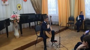 Люди идут по свету.