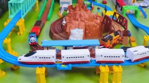 Поезда! Детская огромная железная дорога! Давай играть вместе!