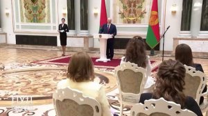 Лукашенко пообещал защитить белорусских женщин, если их "хоть один мужик обидит".