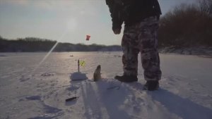 ПЕРВЫЙ ОПАСНЫЙ ЛЕД, ПАЛАТКА ⛺️ ЧУТЬ НЕ УШЛА ПОД ЛЕД. Зимняя рыбалка