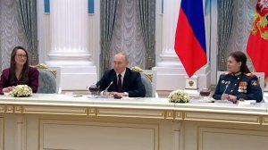 Владимир Путин поздравил россиянок с наступающим 8 марта.