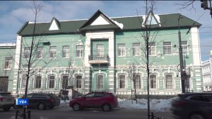 В Уфе на улице Коммунистической очистили крышу после инцидента с падением снега на бабушку и внучку