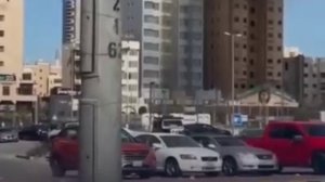 💥 Иран ударил по отелю в Кувейте, в котором располагались американские военные

Здание охвачено огн