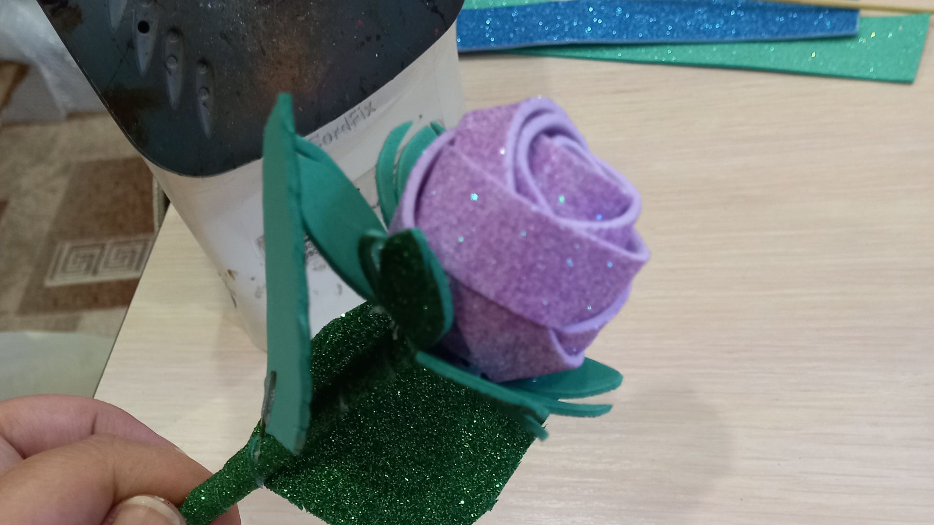 Роза из фоамирана оригинальным способом. МК роза своими руками