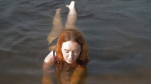 Молодая девушка в купальнике.