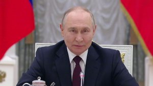 Владимир Путин сегодня пригласил в Екатерининский зал представительниц разных профессий.