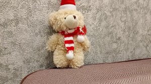 Под маминой юбкой сидит.