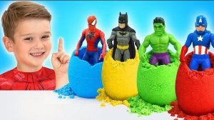 Майк превращается в супергероя и играет с гигантскими яйцами-сюрпризами.