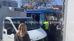 🚋 Новенький трамвай попал в ДТП из-за криво припаркованной «Газели» в Краснодаре.